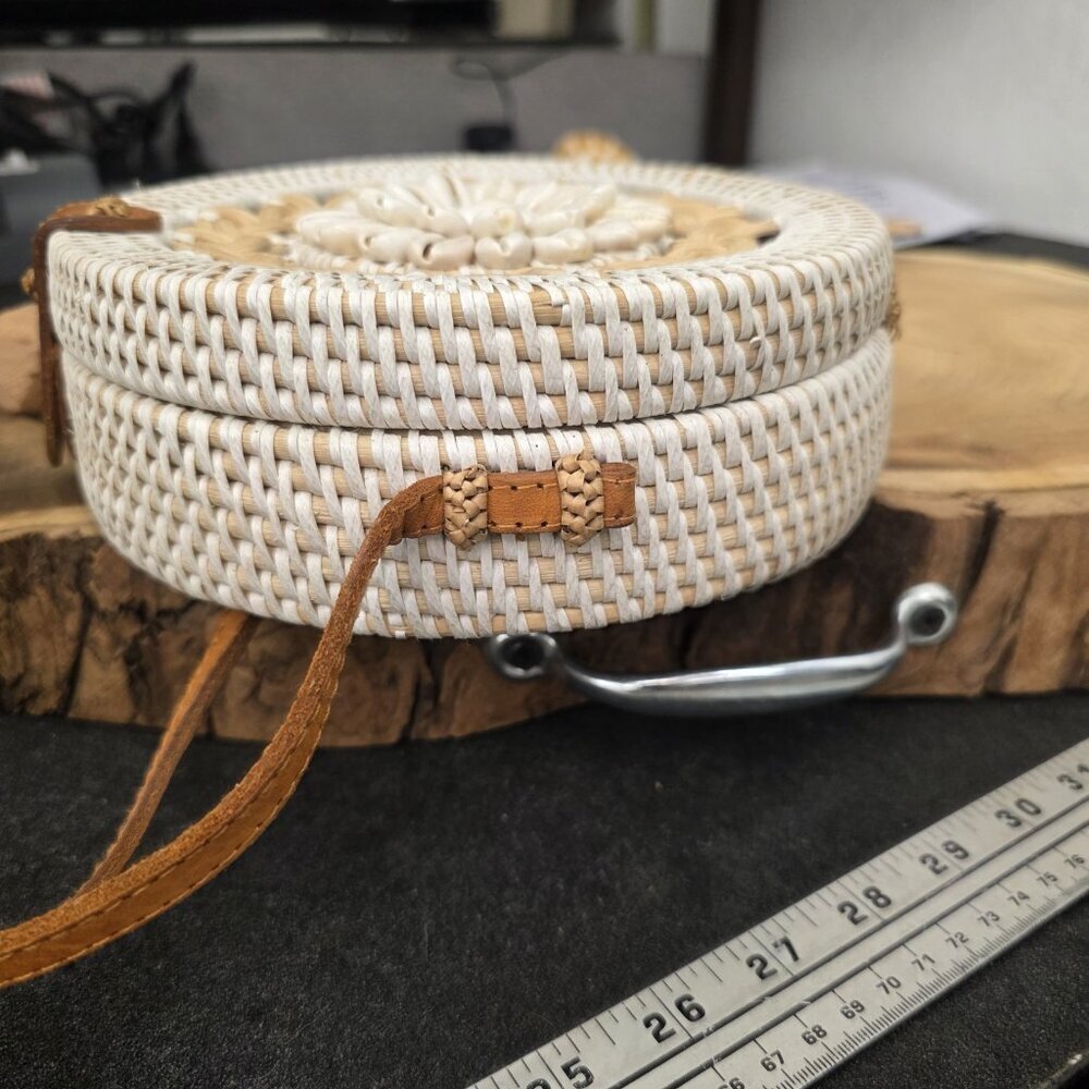 White Wicker Seashells Round Rattan Crossbody Purse Leather Strap Summer boho - Picture 5 of 8